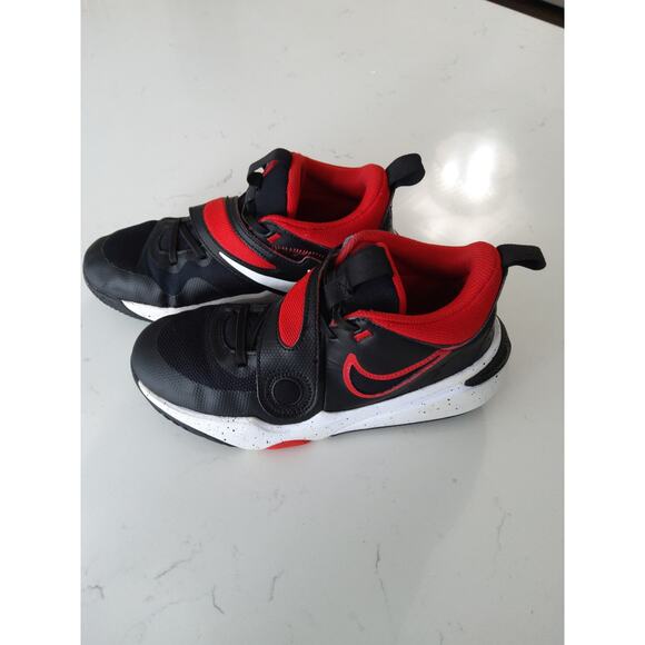 Nike Team Hustle red blk basketball athletic sneakers 5.5Y/M 7W. - Picture 1 of 8